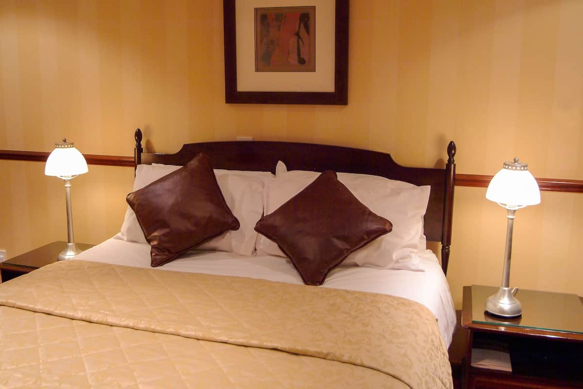 Egyptian cotton sheets, premium bedding, pillowtop beds, minibar