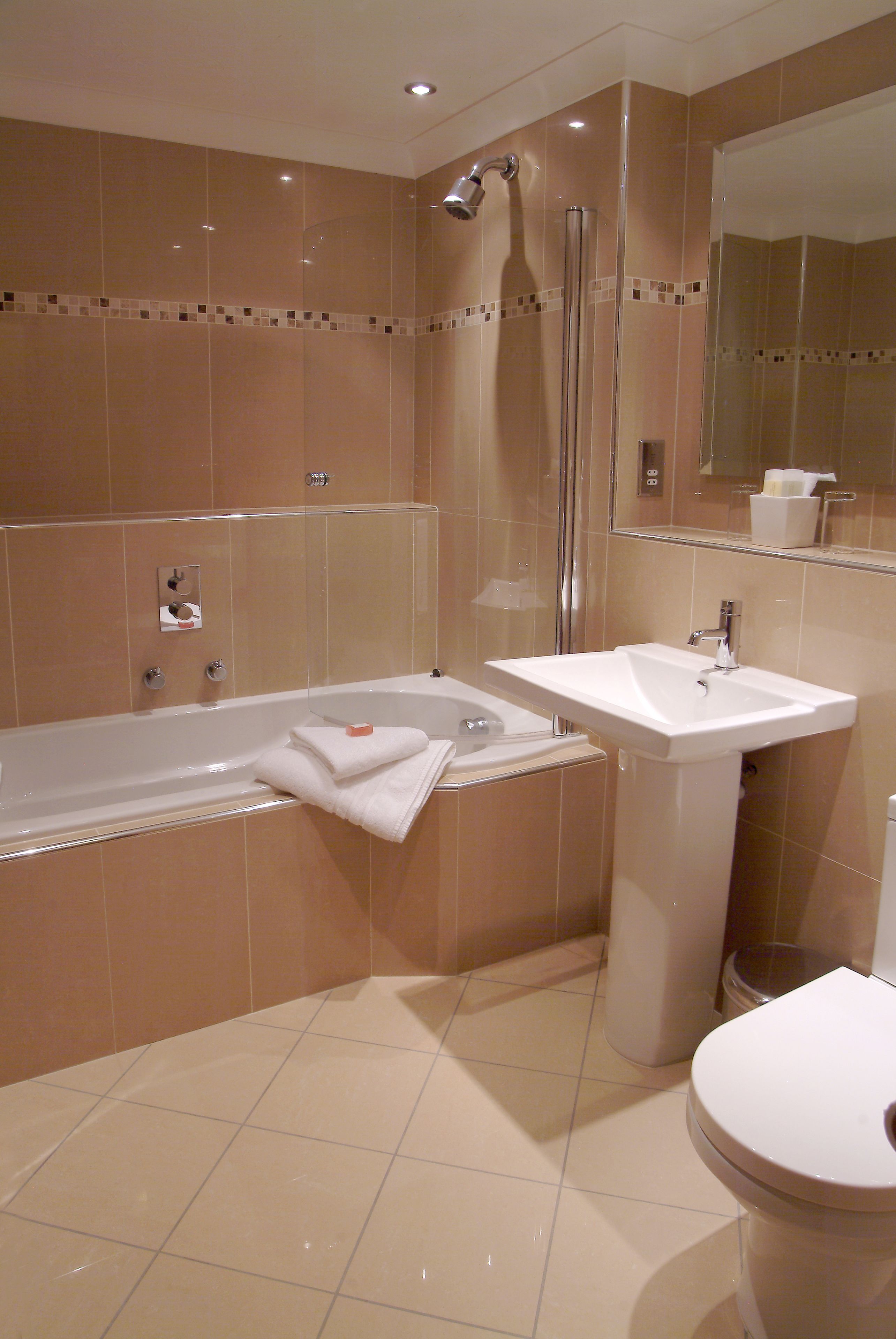 Un baño con bañera, lavabo e inodoro.