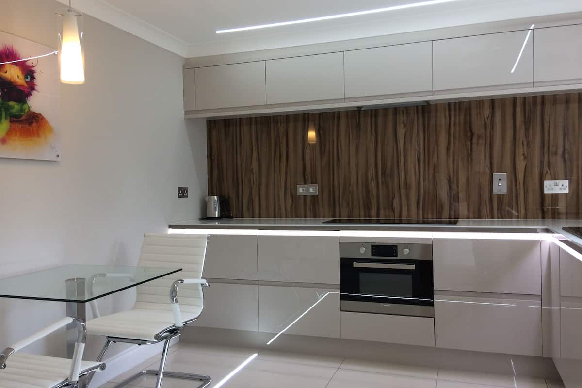 Cottage, 4 Bedrooms (7 guests) | Private kitchen | Fridge, coffee/tea maker, electric kettle, dining tables