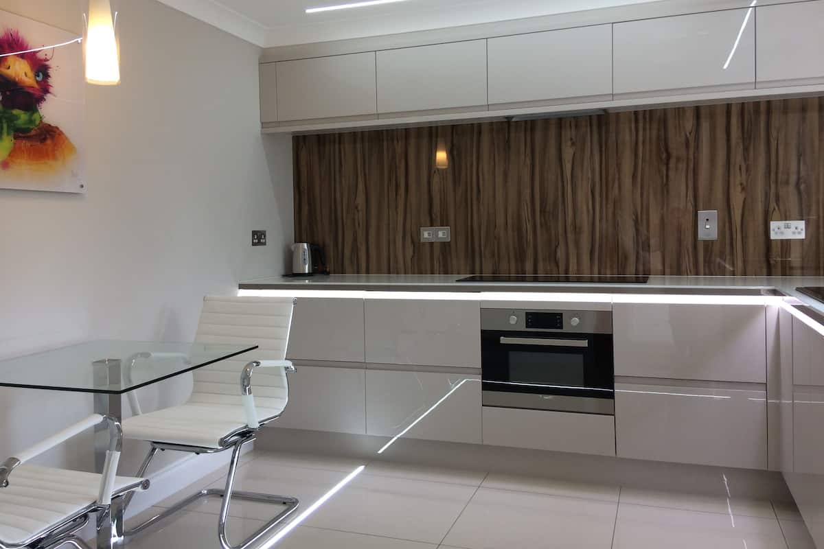 Cottage, 4 Bedrooms (7 guests) | Private kitchen | Fridge, coffee/tea maker, electric kettle, dining tables