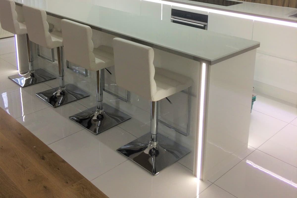 Fridge, coffee/tea maker, electric kettle, dining tables