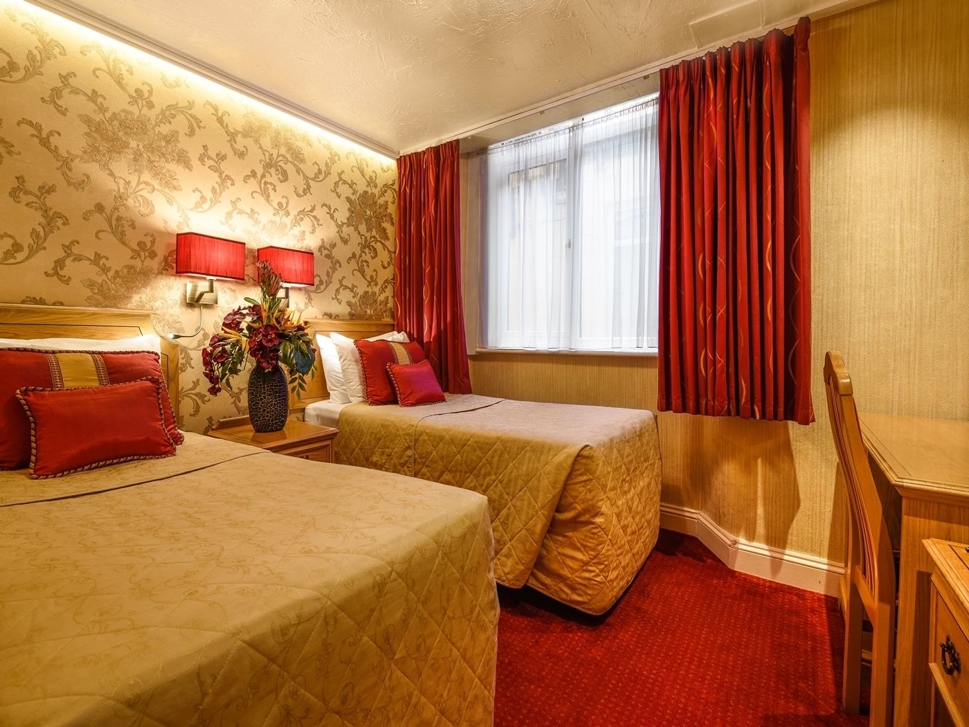 classic twin room | 1 bedroom, minibar, in-room safe, desk