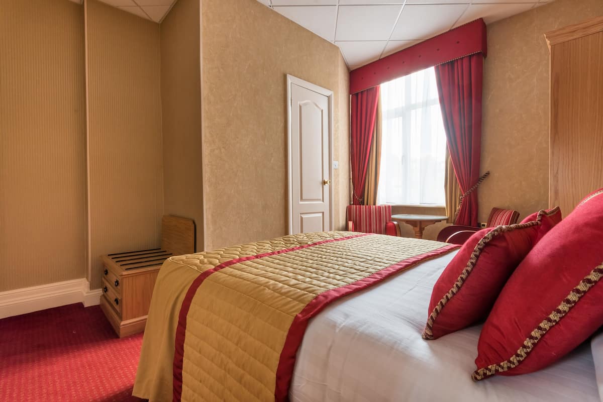 Classic Double Room | Minibar, in-room safe, desk, iron/ironing board