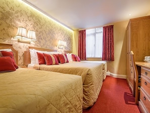 Chambre Familiale | Minibar, coffres-forts dans les chambres, bureau