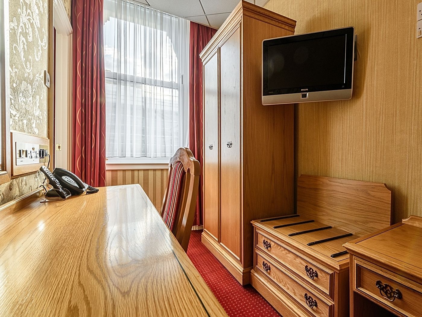 classic single room | 1 bedroom, minibar, in-room safe, desk