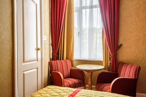 Chambre Double Classique | Minibar, coffres-forts dans les chambres, bureau