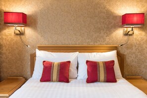 Minibar, coffres-forts dans les chambres, bureau