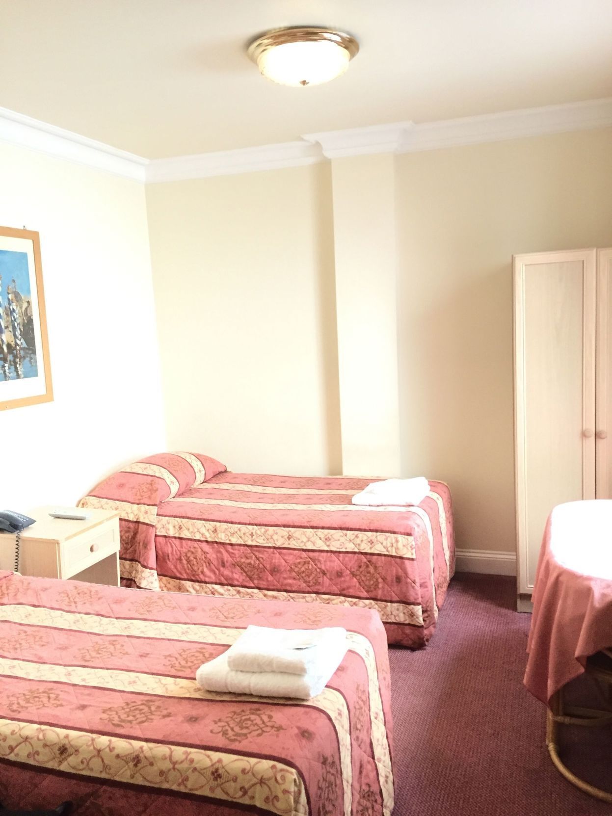 Safe på rommet, skrivebord, strykejern/-brett og wi-fi (inkludert)