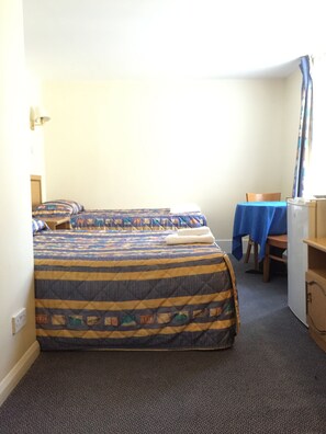 In-room safe, desk, iron/ironing board, free WiFi - Brompton Hotel (London)