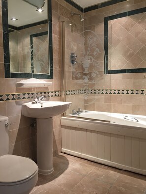 Vierbettzimmer | Badezimmer