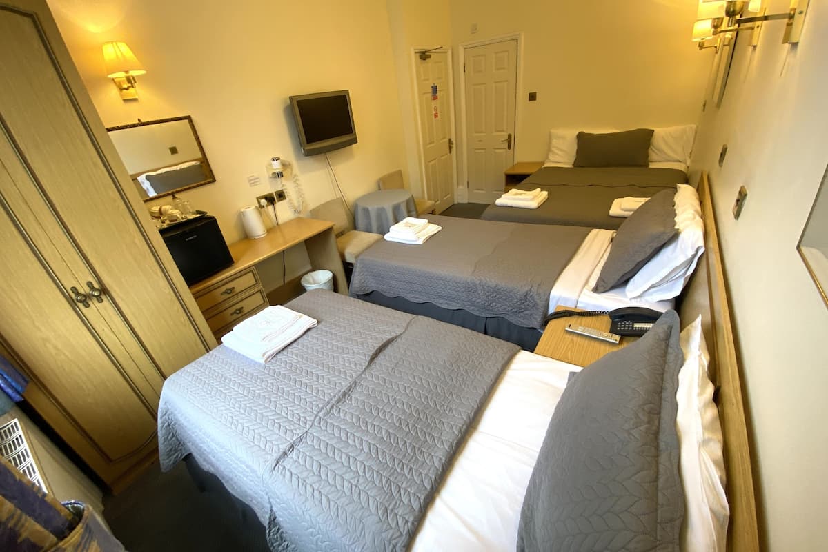 Quadruple Room | In-room safe, desk, iron/ironing board, free WiFi