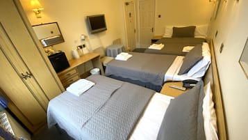 Quadruple Room | In-room safe, desk, iron/ironing board, free WiFi