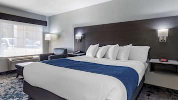 高档床上用品、加厚床垫、办公桌、笔记本电脑工作区