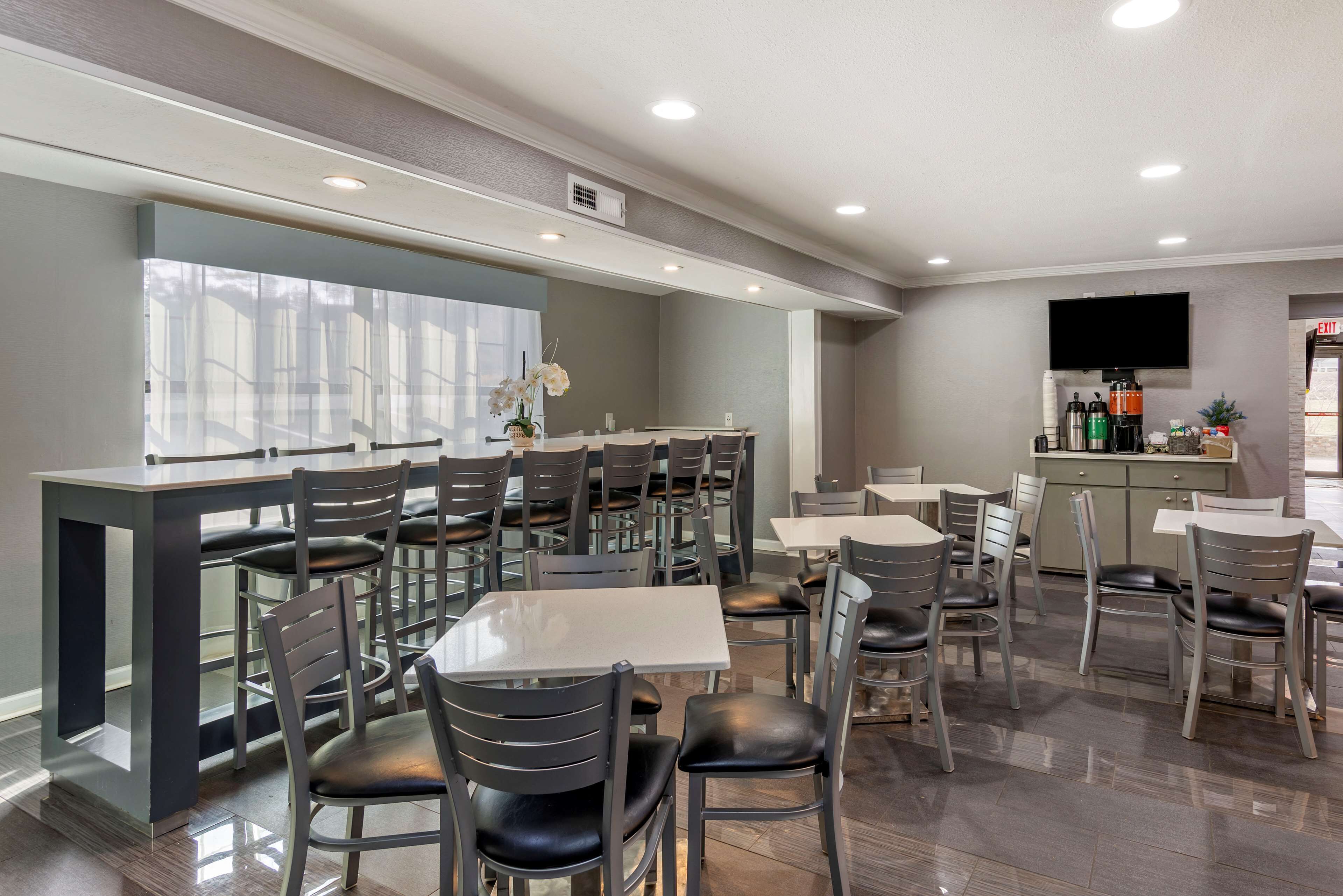 فطور قائم على الخدمة الذاتية مجانًا يوميًا