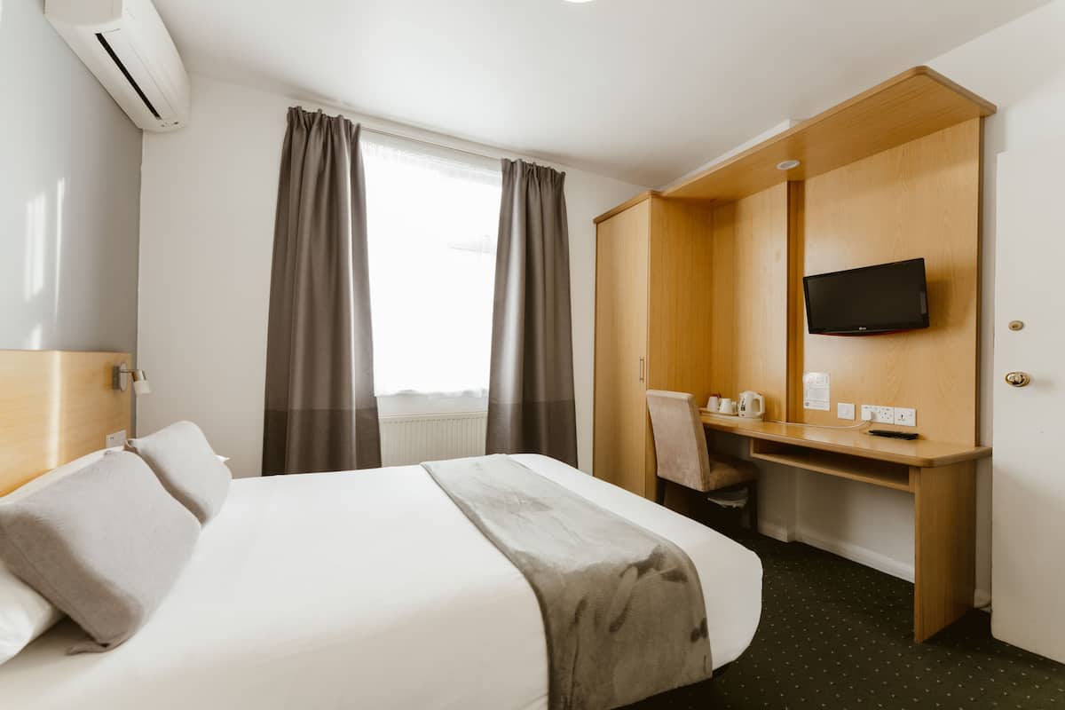 Chambre Double | Bureau, rideaux occultants, lits bébé (gratuits), Wi-Fi gratuit