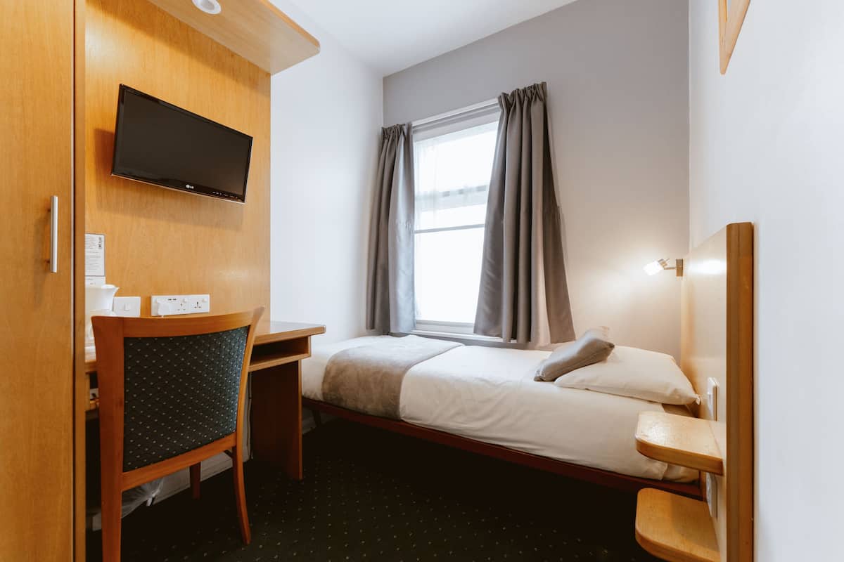 Chambre Simple | Bureau, rideaux occultants, lits bébé (gratuits), Wi-Fi gratuit