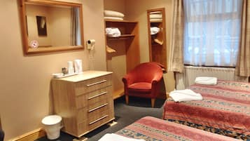 Vierbettzimmer | Zimmersafe, kostenloses WLAN, Bettwäsche
