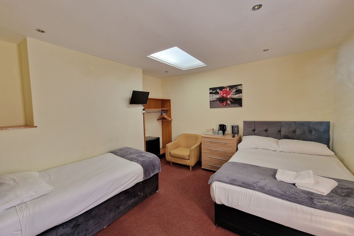 Triple Room | In-room safe, free WiFi, bed sheets