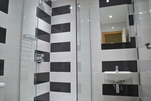 Quarto triplo | Banheiro | Chuveiro, produtos de toalete grátis, secador de cabelo 