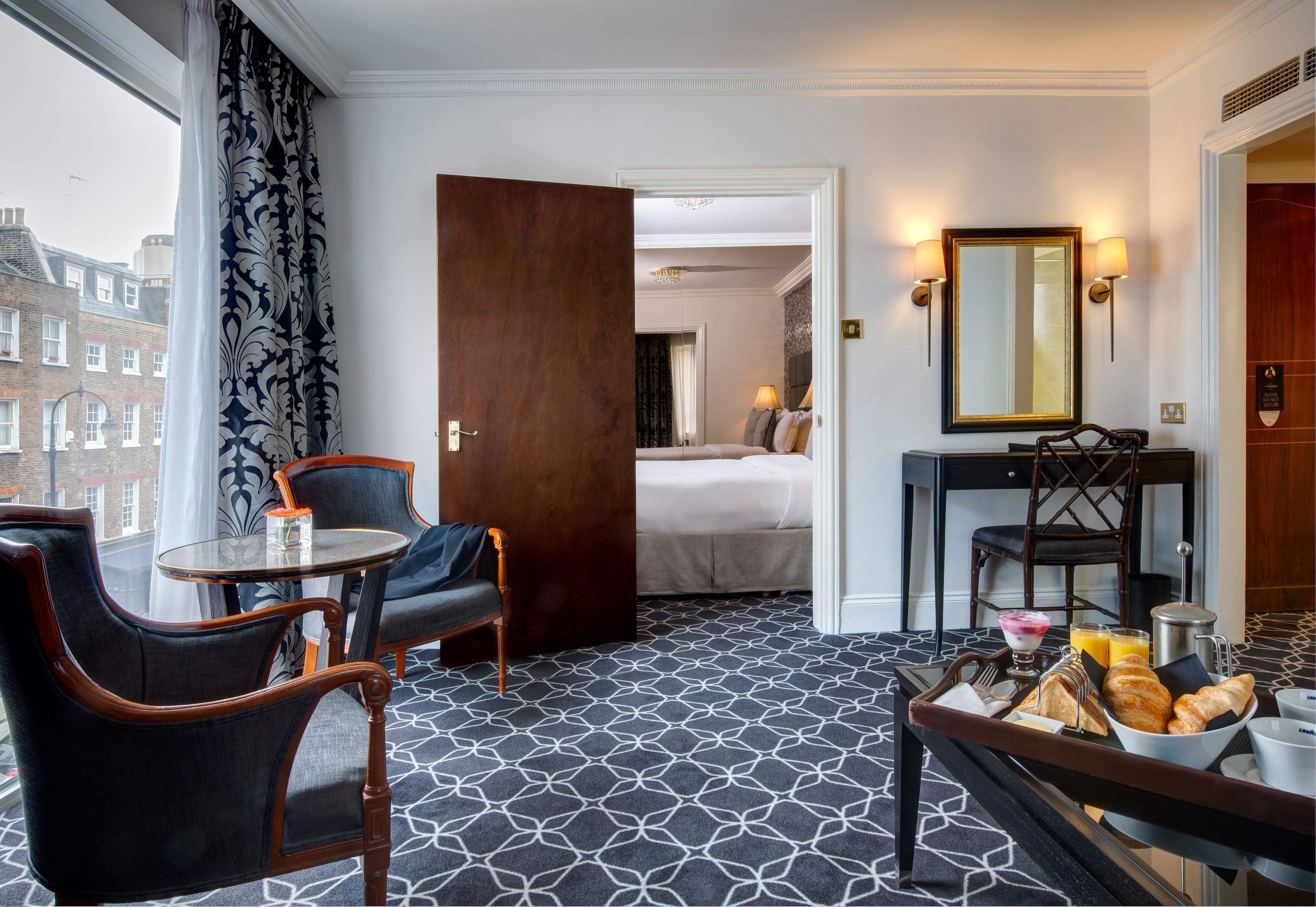 suite, 1 king bed | living area | flat-screen tv