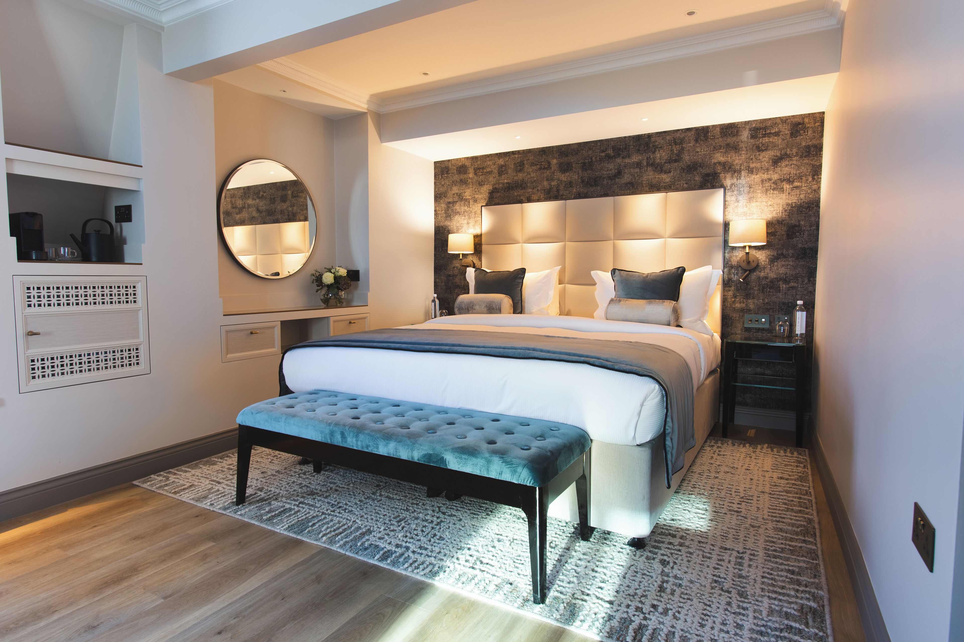 Seprai antialergi, brankas, meja kerja, dan setrika/meja setrika