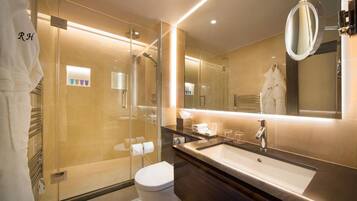 Deluxe Club Room | Baño | Amenidades de baño de diseñador, secadora de cabello, toallas