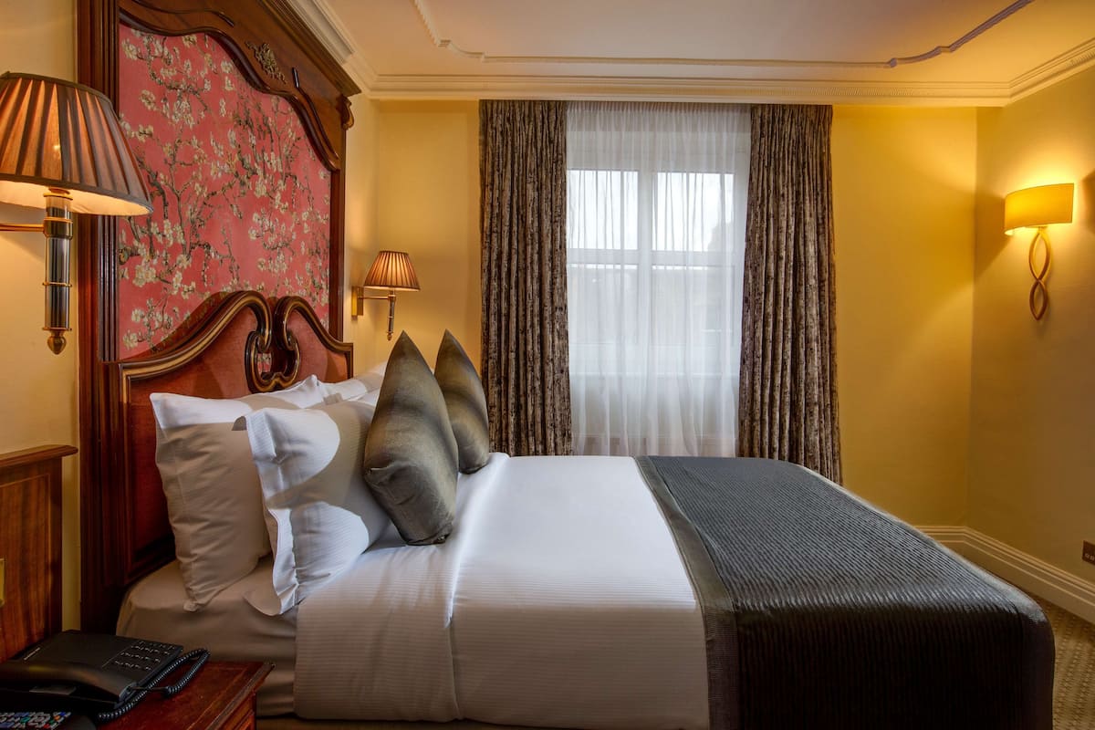 Small Double Room | 1 bedroom, hypo-allergenic bedding, in-room safe, desk
