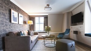 Suite Deluxe, 1 très grand lit | Literie hypoallergénique, coffre-fort, bureau, fer et planche à repasser
