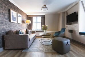 The Fitzrovia Suite | Allergitestet sengetøy, safe på rommet, skrivebord og strykejern/-brett