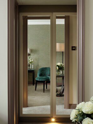 Hypo-allergenic bedding, in-room safe, desk, iron/ironing board - The Rathbone Hotel, Fitzrovia (London)