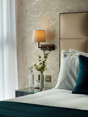 The Signature Room | Biancheria da letto ipoallergenica, una cassaforte in camera