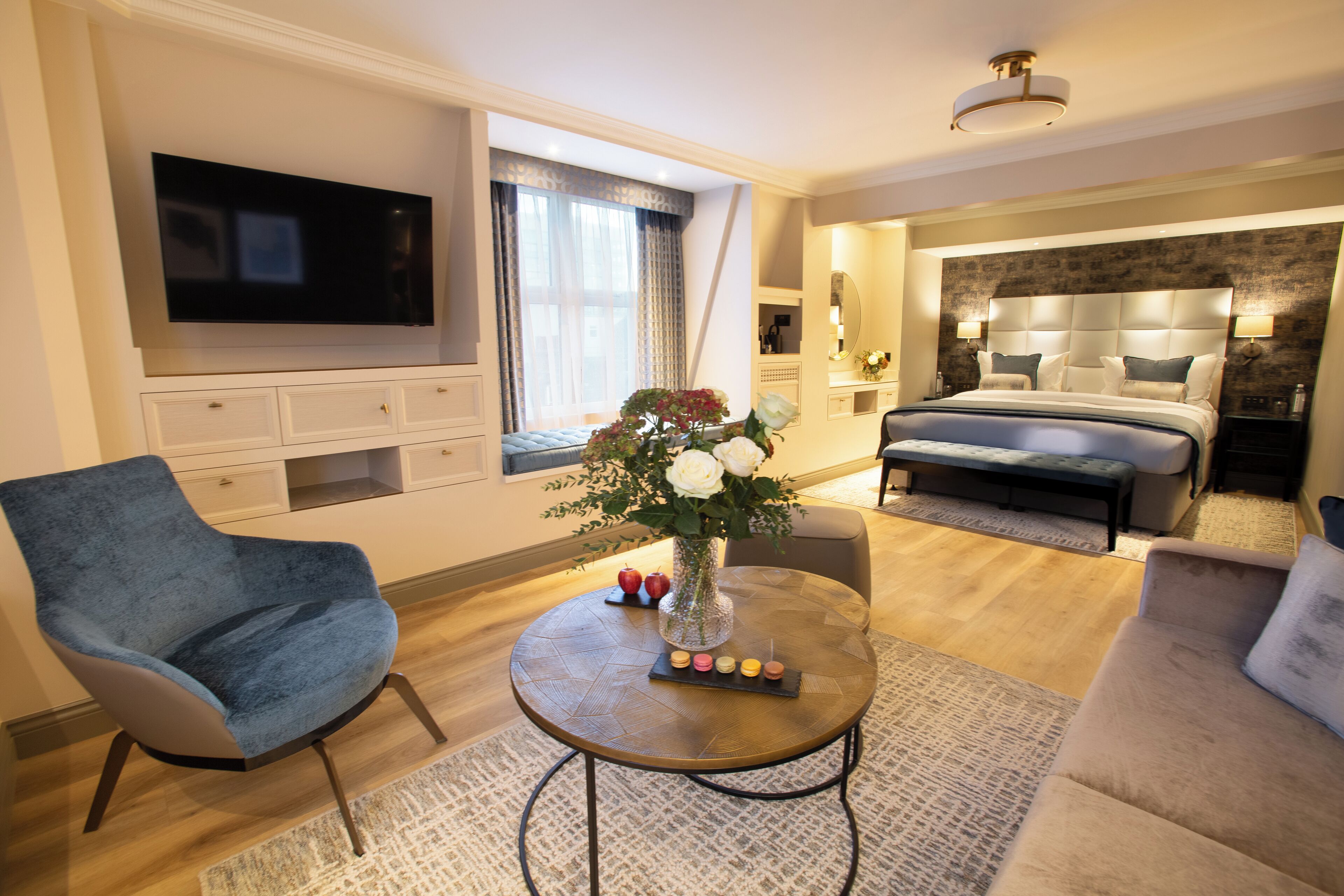 套房, 1 張特大雙人床 | 防敏寢具、房內夾萬、書桌、熨斗/熨衫板