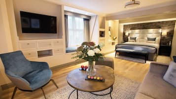 Suite, 1 kingsize bed | Hypoallergeen beddengoed, een kluis op de kamer, een bureau