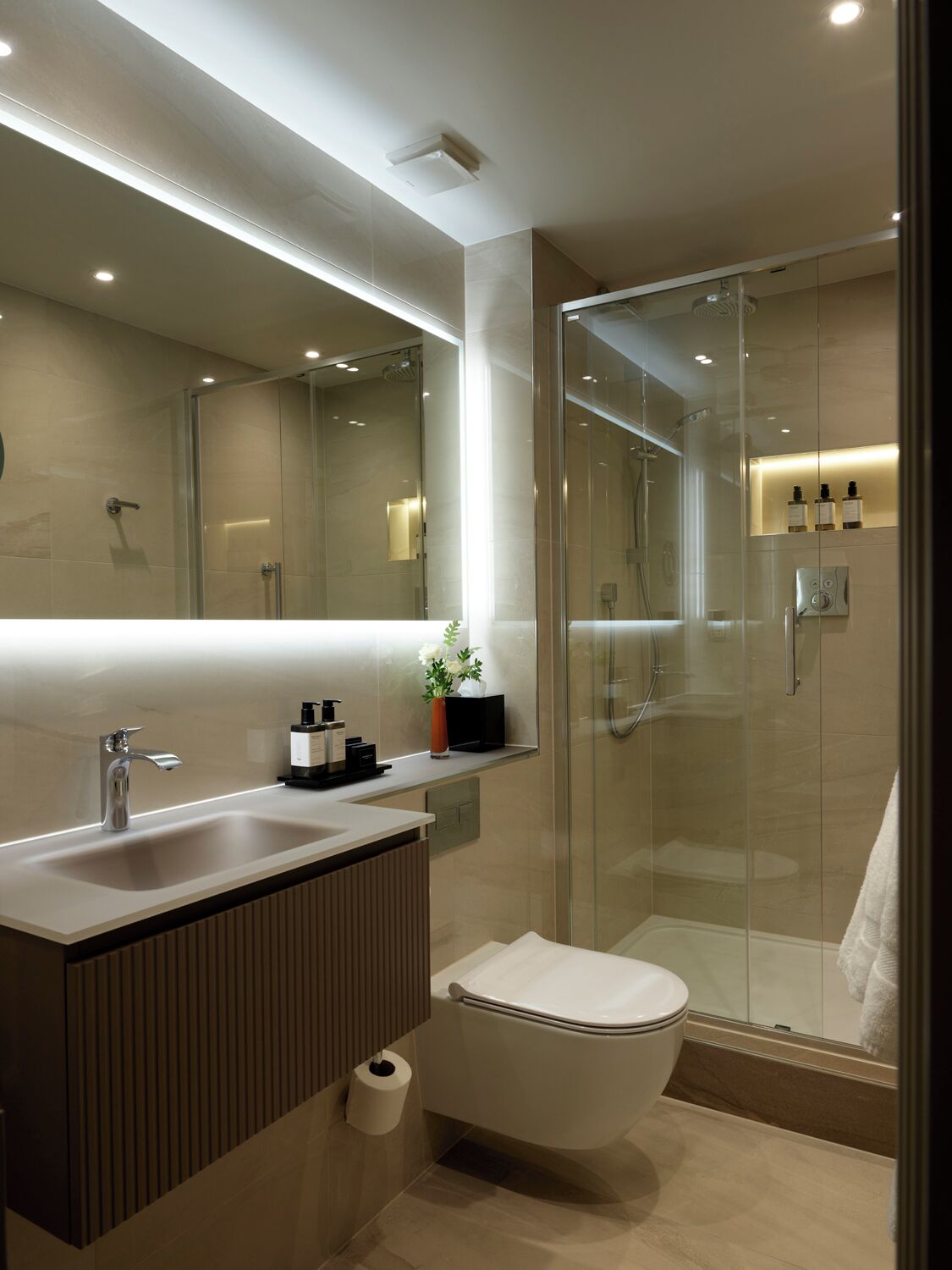 Perlengkapan mandi desainer, pengering rambut,  dan handuk