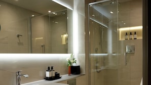 Une salle de bain moderne avec une douche à parois de verre, un meuble-lavabo et des toilettes.