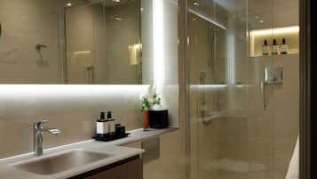 Perlengkapan mandi desainer, pengering rambut, dan handuk