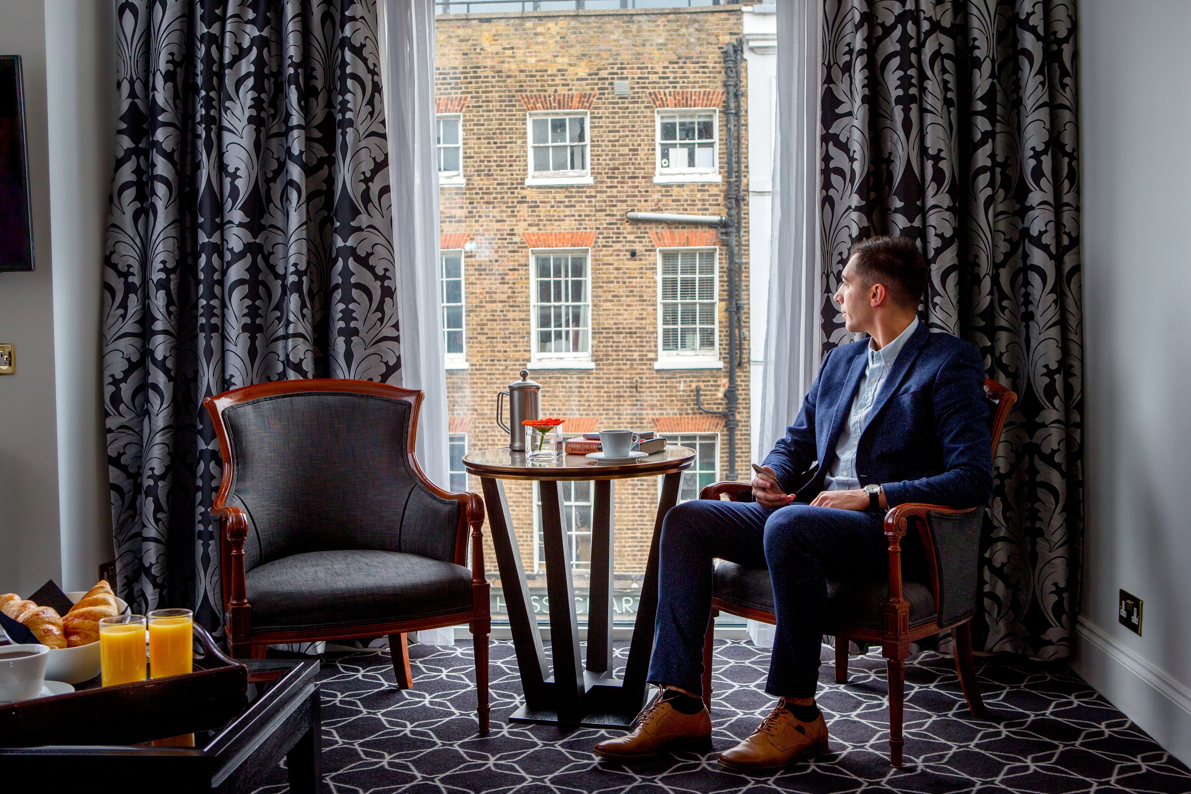 suite, 1 king bed | living area | flat-screen tv