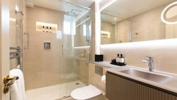 Designer toiletartikelen, een haardroger, handdoeken