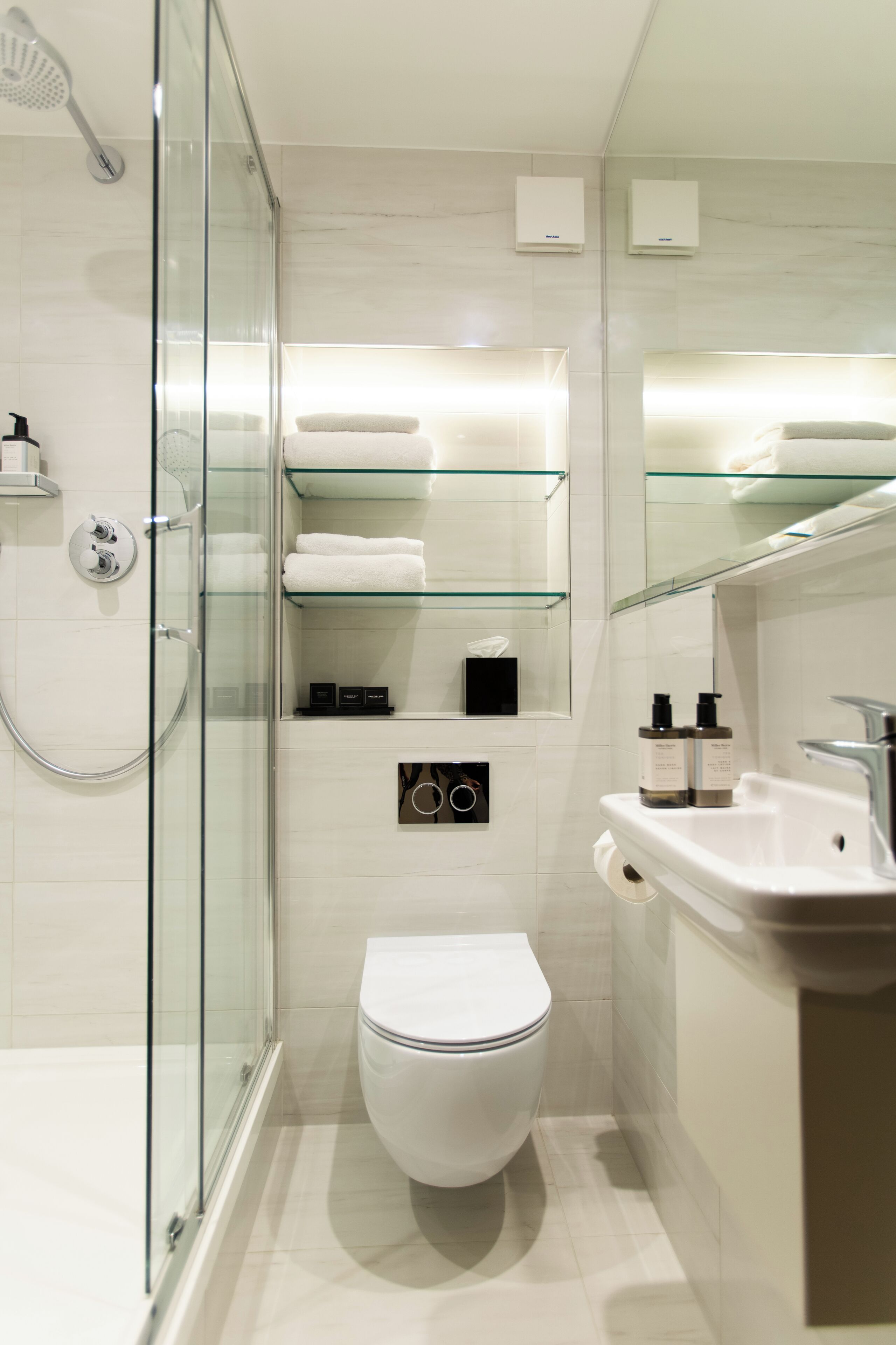 Habitación estándar doble, 1 cama doble | Baño | Artículos de higiene personal de diseño, secador de pelo y toallas