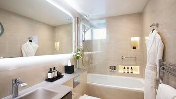 Designer toiletartikelen, een haardroger, handdoeken