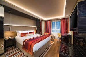 Deluxe Club Room | Hypo-allergenic bedding, in-room safe, desk, iron/ironing board