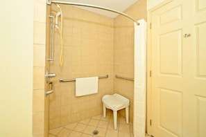 Shower, pengering rambut,  dan handuk