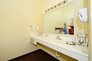 Shower, hair dryer, towels - Manchester Heritage Inn And Suites (Manchester)