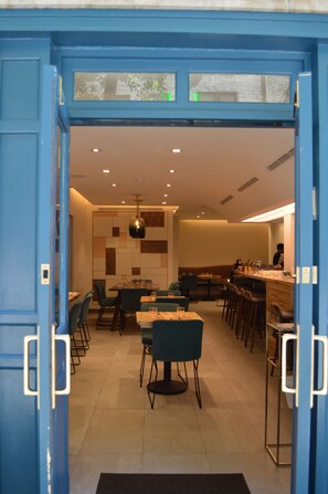 2 restaurants, servant le dîner et le souper; cuisine de pizzas
