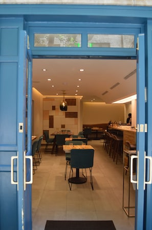2 restaurants, servant le dîner et le souper; cuisine de pizzas