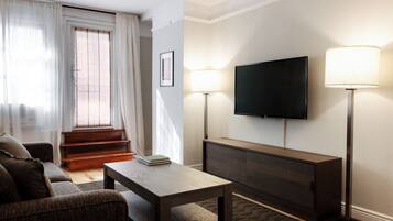 Penthouse, 1 slaapkamer | Woonruimte | Lcd-televisie, een dvd-speler en een iPod-dock