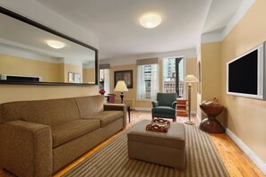 Penthouse, 1 habitación | Área de sala de estar | Televisión LCD, reproductor de DVD y estación para iPod 