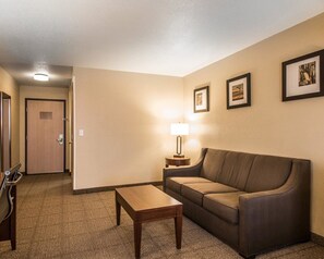 Suite, 1 King Bed, Non Smoking | Room amenity