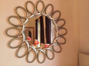Family Room, Ensuite, Lake View | Interior detail