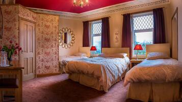 Familiekamer, en-suite badkamer, uitzicht op meer | Gratis wifi, beddengoed